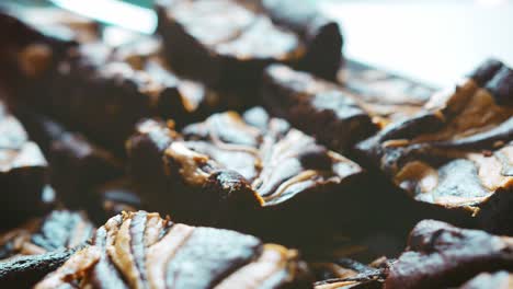 Exhibición-De-Brownies-De-Maní-Recién-Horneados-En-La-Cafetería