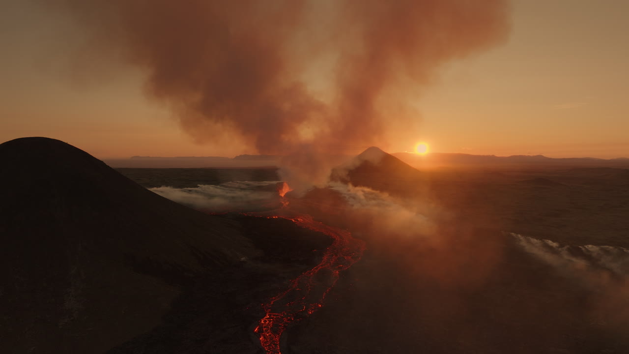 erupción volcánica al atardecer