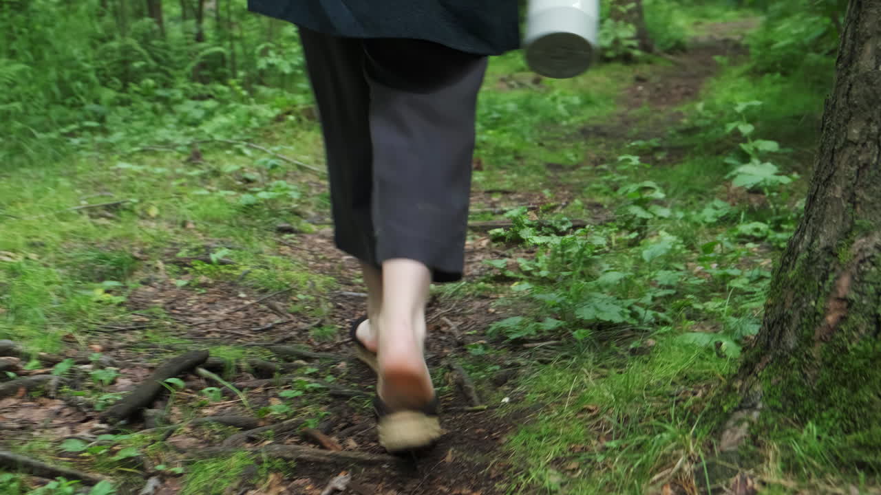 숲길을 고 있는 여자