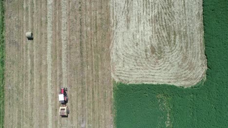 Máquina-Tractora-De-Balas-De-Heno-Que-Hace-La-Producción-De-Campo-Agrícola-De-Arriba-Hacia-Abajo-En-El-Campo-Rural