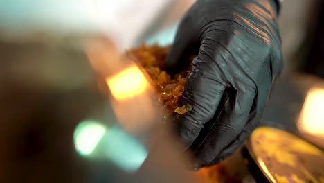 preparación para fumar fruta aroma de piña narguile primer plano en cámara lenta - 120 fps