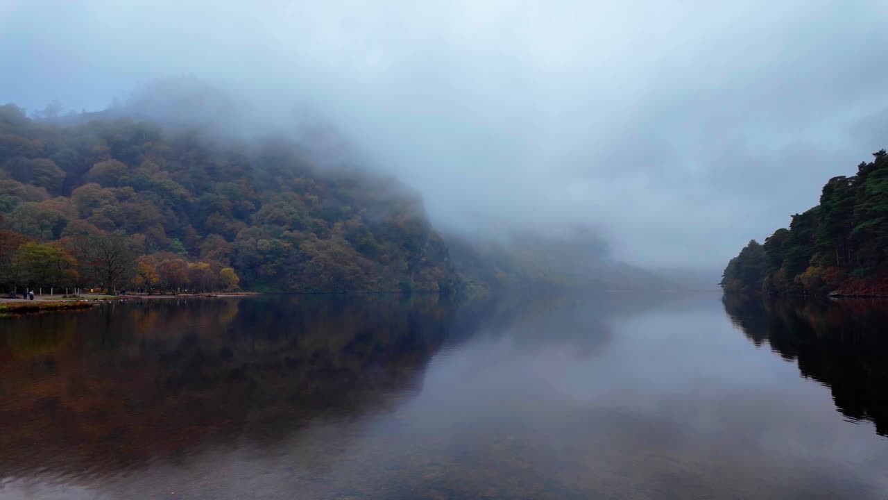 아일랜드의 서사시적인 장소: 기분이 나쁜 겨울 풍경, 글렌달로우 호수 상단, 위클로우, 아일랜드, 얼음과 안개가 가득한 아침