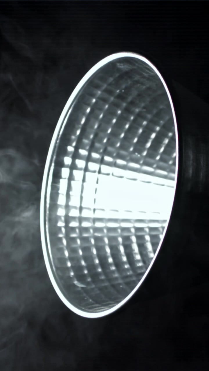 Professioneller Studio-Lichtreflektor sendet Licht durch Rauch