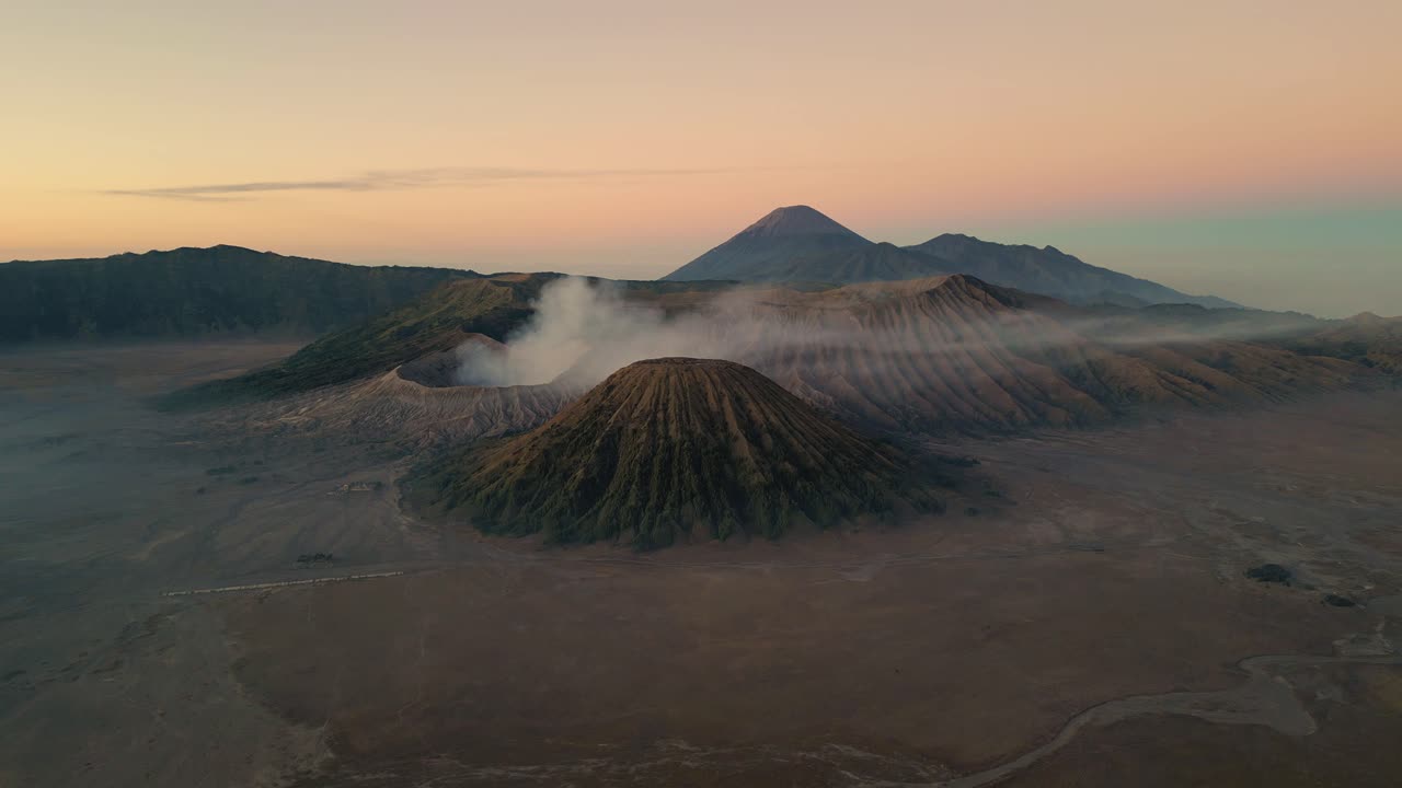 una vista cinematográfica del increíble volcán monte bromo durante el amanecer
