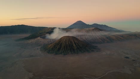 Una-Vista-Cinematográfica-Del-Increíble-Volcán-Monte-Bromo-Durante-El-Amanecer.