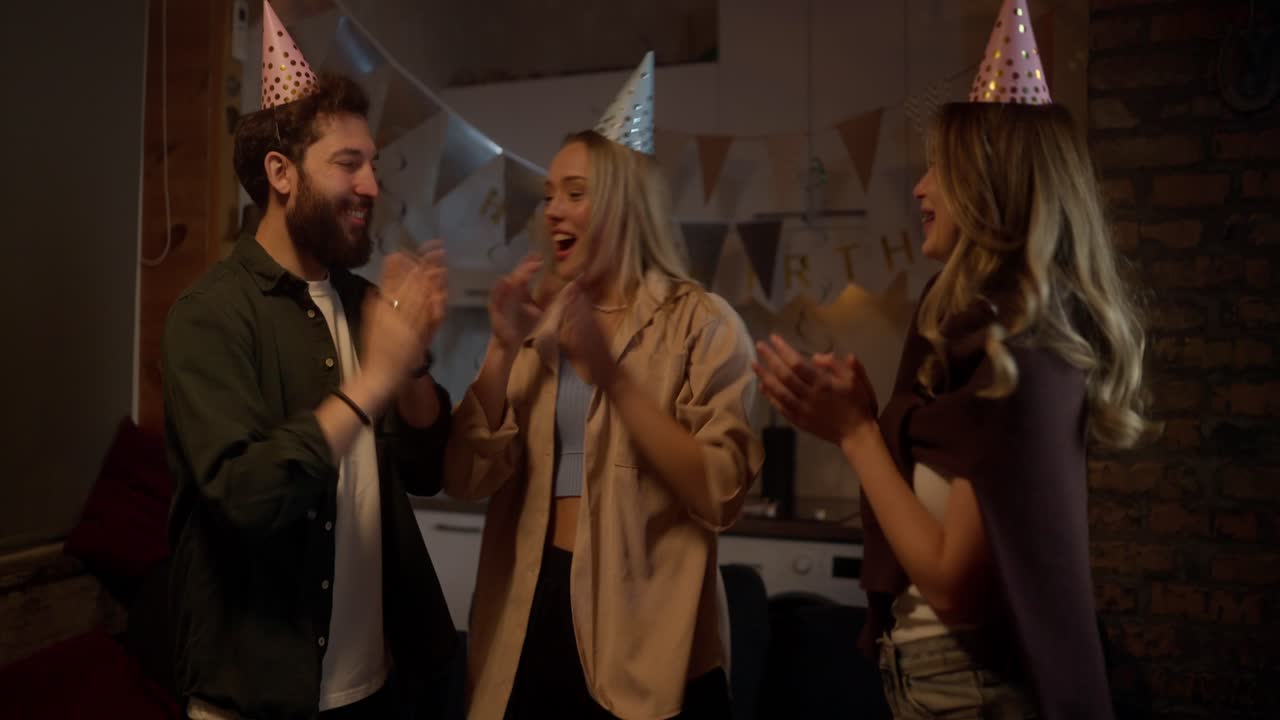 친구 들 이 생일 파티 를 축하 하고 있다