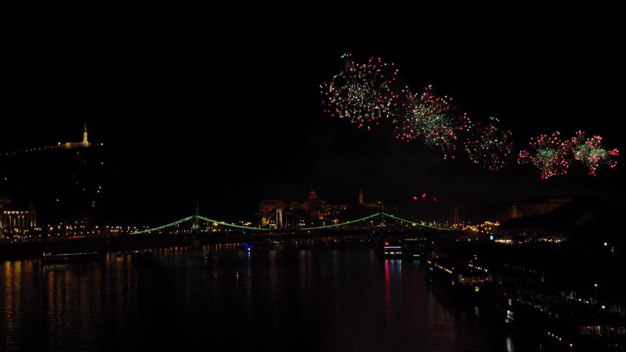 헝가리 다뉴브 강 사슬 다리에 있는 부다페스트 시의 불꽃놀이 20