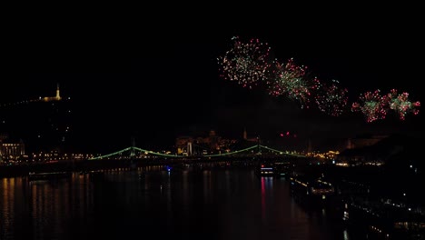 Fireworks-Over-The-City-of-Budapest-on-Chain-Bridge,-Danube-River,-Hungary,-20