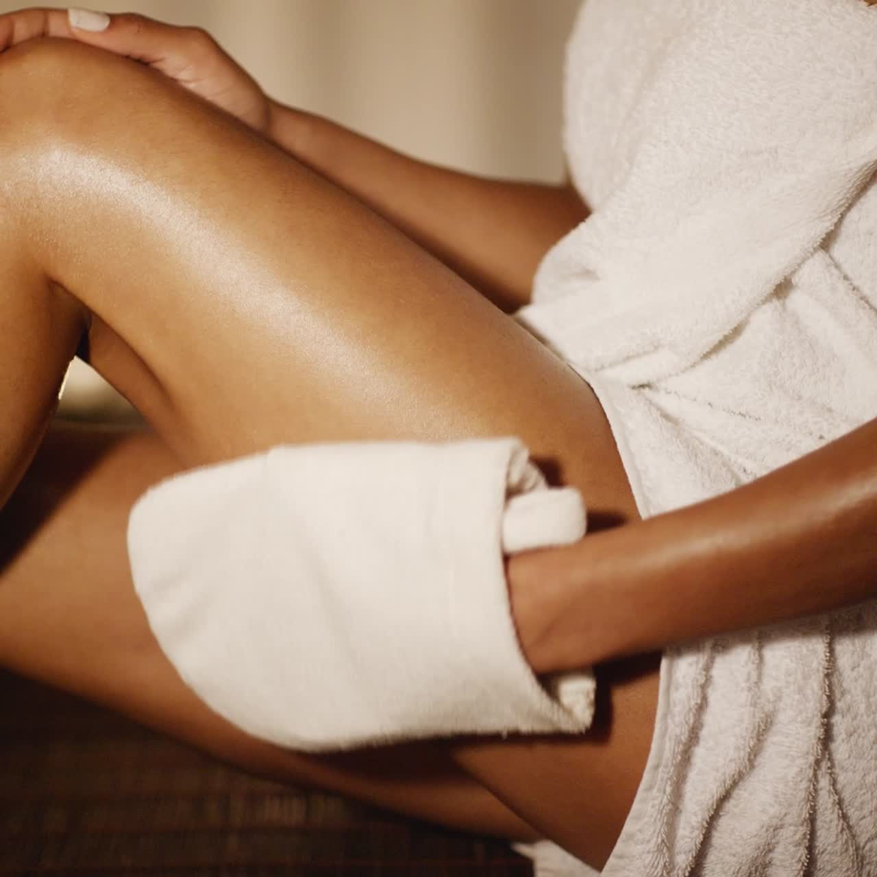 mujer masajeando su pierna con guante
