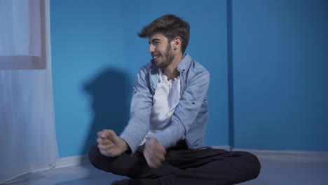 el hombre que grita está llorando. histeria.