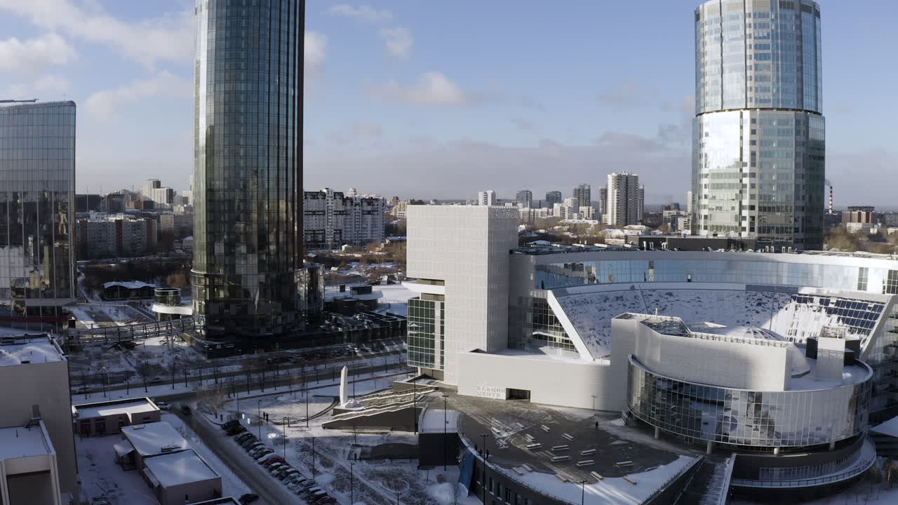 Sneklædt bysilhuet med moderne højhuse