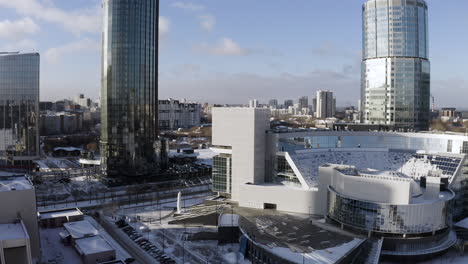 horizonte de la ciudad nevada con edificios modernos de gran altura
