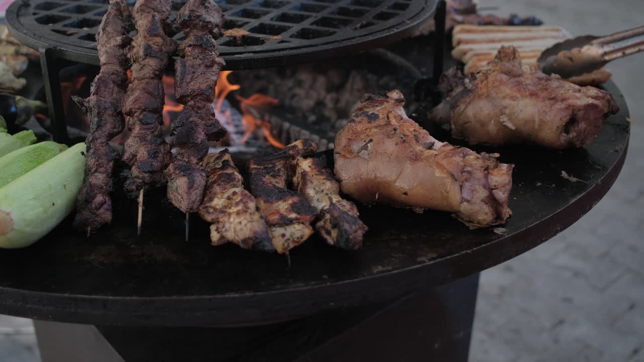 carnes a la parrilla y verduras en una barbacoa