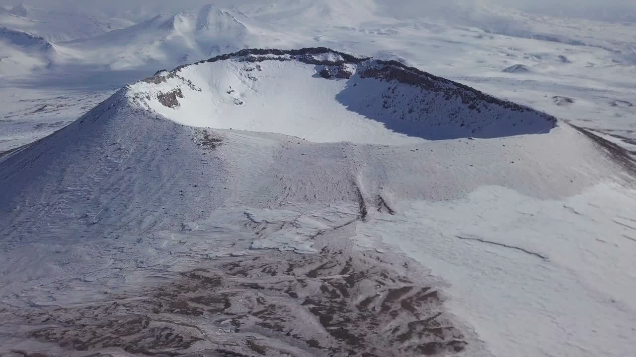 imágenes de drones del cráter del volcán