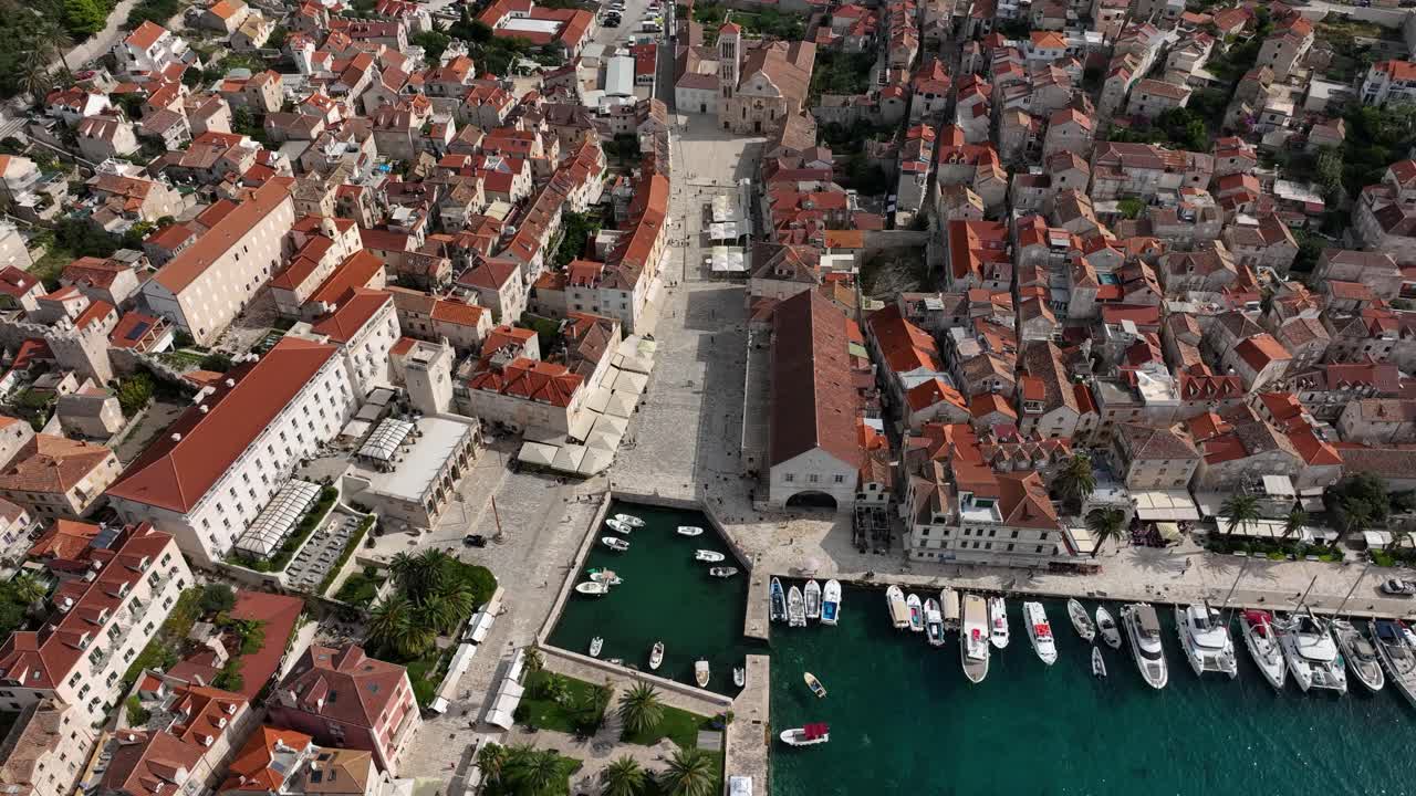 Splendida vista aerea sulla città di Hvar con i suoi tetti rossi e le barche ormeggiate