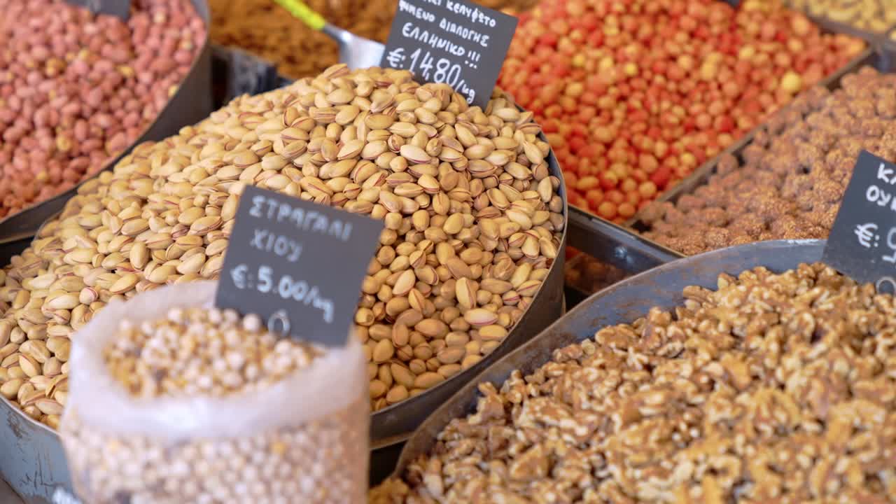 유럽 상점 시장에서 판매되는 다양한 종류의 맛있는 견과류