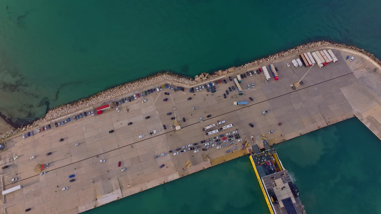 Vista aerea di una nave che scarica al molo costiero a Kyllini, Grecia