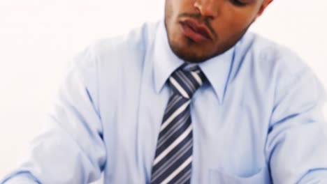 hombre de negocios haciendo una prueba de azúcar en la sangre