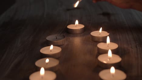 encendiendo una hilera de velas con fósforos.