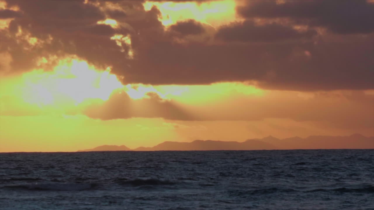 열대 바다 수평선 위로 구름을 통해 일몰