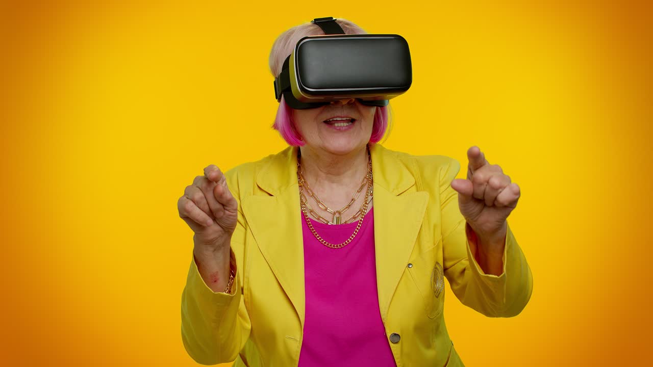 anciana abuela elegante usando auriculares y una aplicación de casco para jugar al juego de simulación de realidad virtual