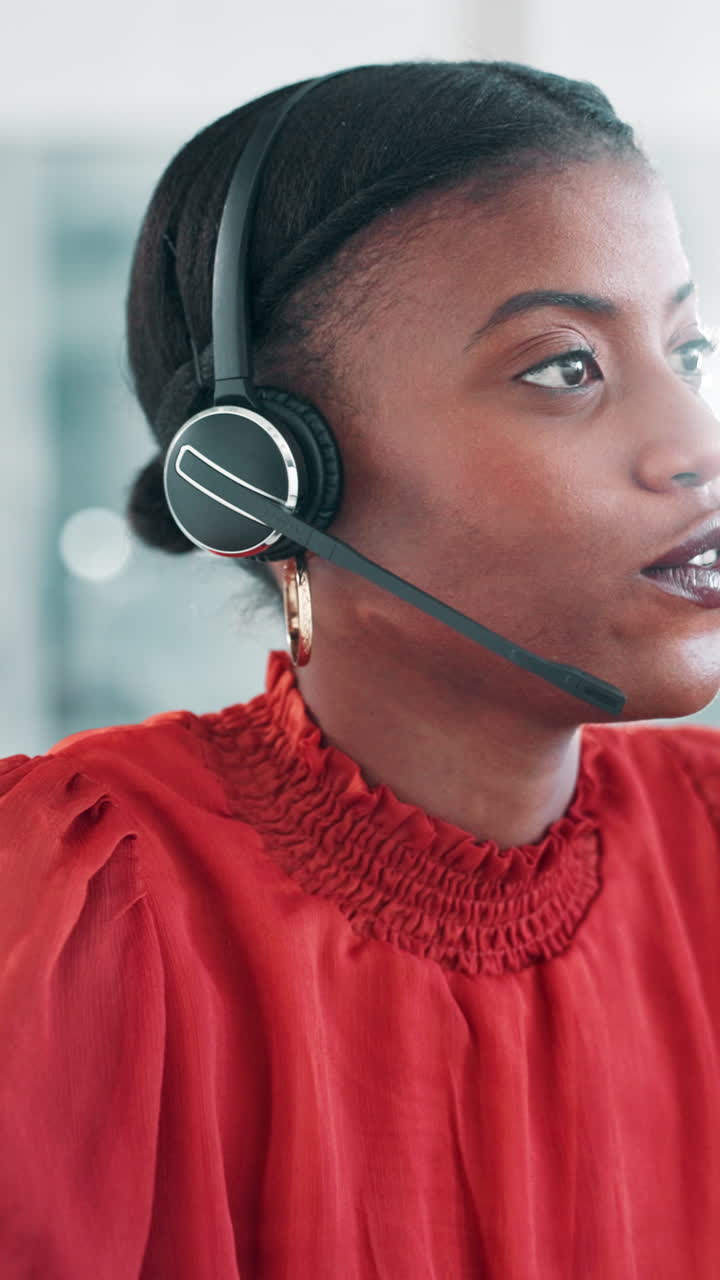 Professionale donna afroamericana che parla con l’headset in ufficio