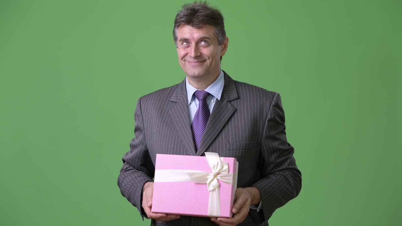 녹색 배경에 성숙한 잘생긴 사업가