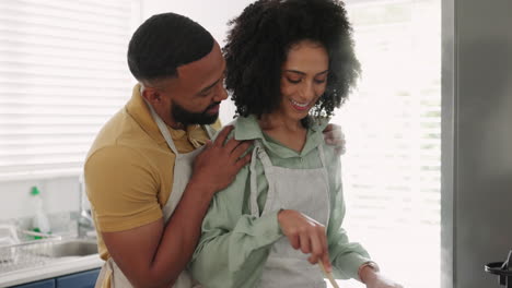 pareja cocinando juntos en la cocina