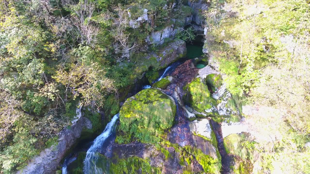 vista aérea sobre la cascada de virje, bovec, corriente de agua de eslovenia entre el paisaje montañoso de los alpes verdes, destino de viaje en el bosque salvaje