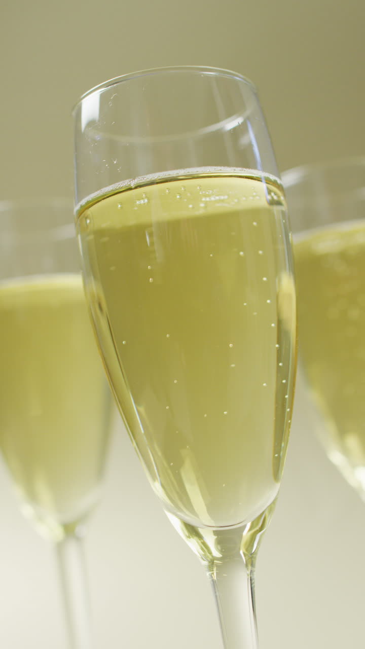 video vertical de primer plano de las copas de champán