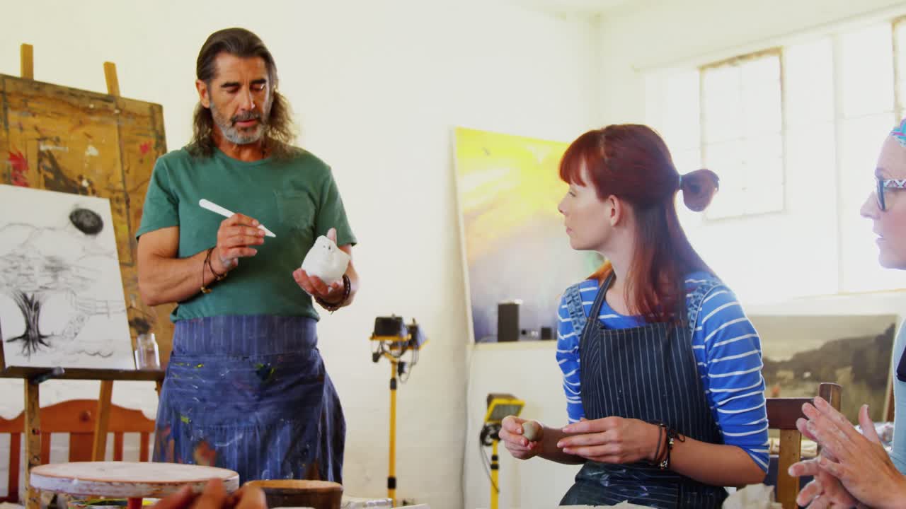 도예 교사 가 도자기 를 만드는 여자 를 돕는 것 4k