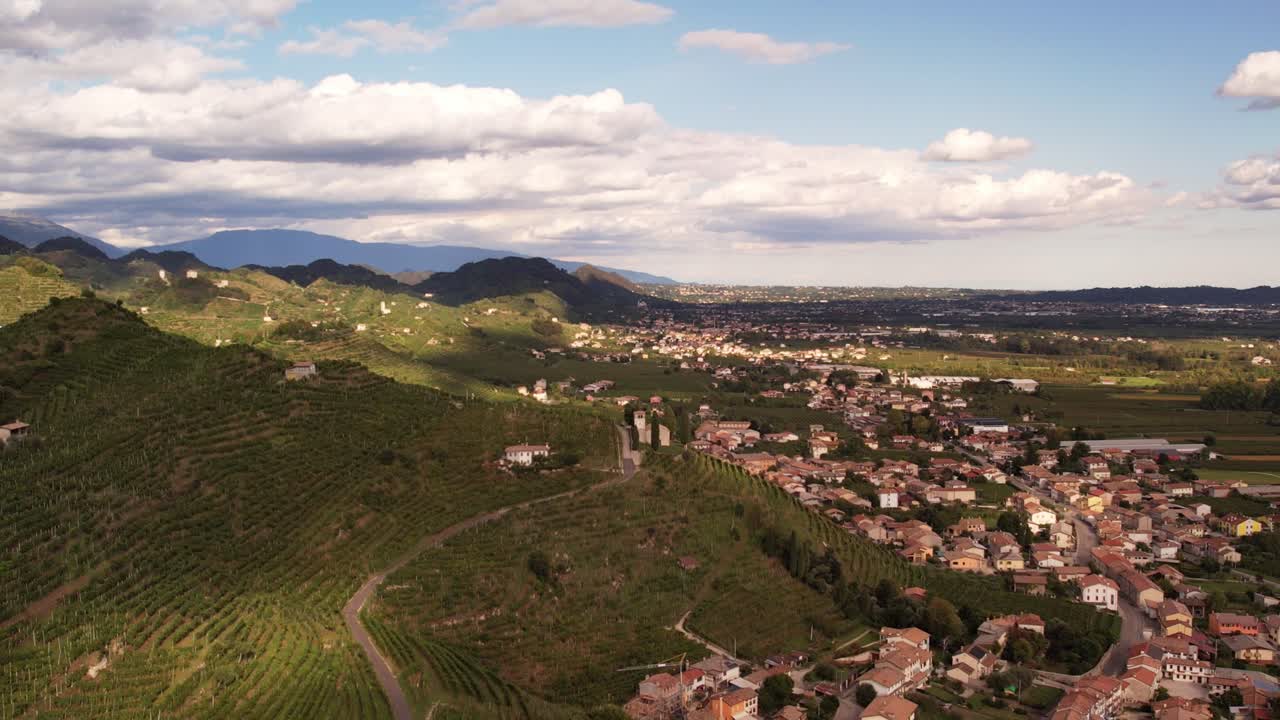Vista aerea panoramica sulle famose colline del Prosecco con filari di vigneti, Italia, in una sera nuvolosa