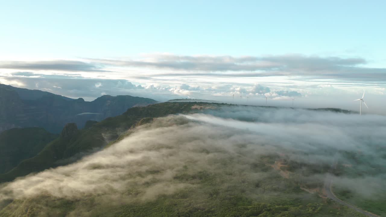 골든 글로우는 마데이라, 공중에서 산 위로 굴러가는 구름을 비춘다.