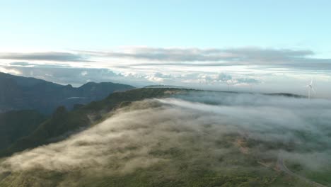 el resplandor dorado ilumina las nubes rodando sobre la montaña en madeira, antena