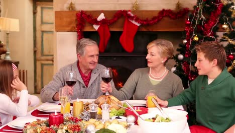 familia de tres generaciones teniendo la cena de navidad juntos