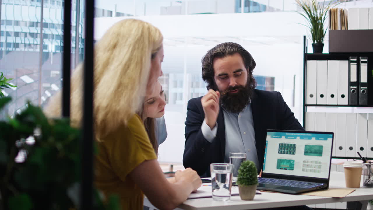 asesor financiero que presenta a los clientes un análisis detallado de los mercados financieros