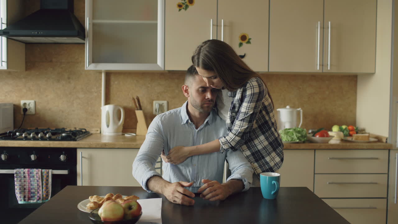 Coppia che affronta problemi in cucina