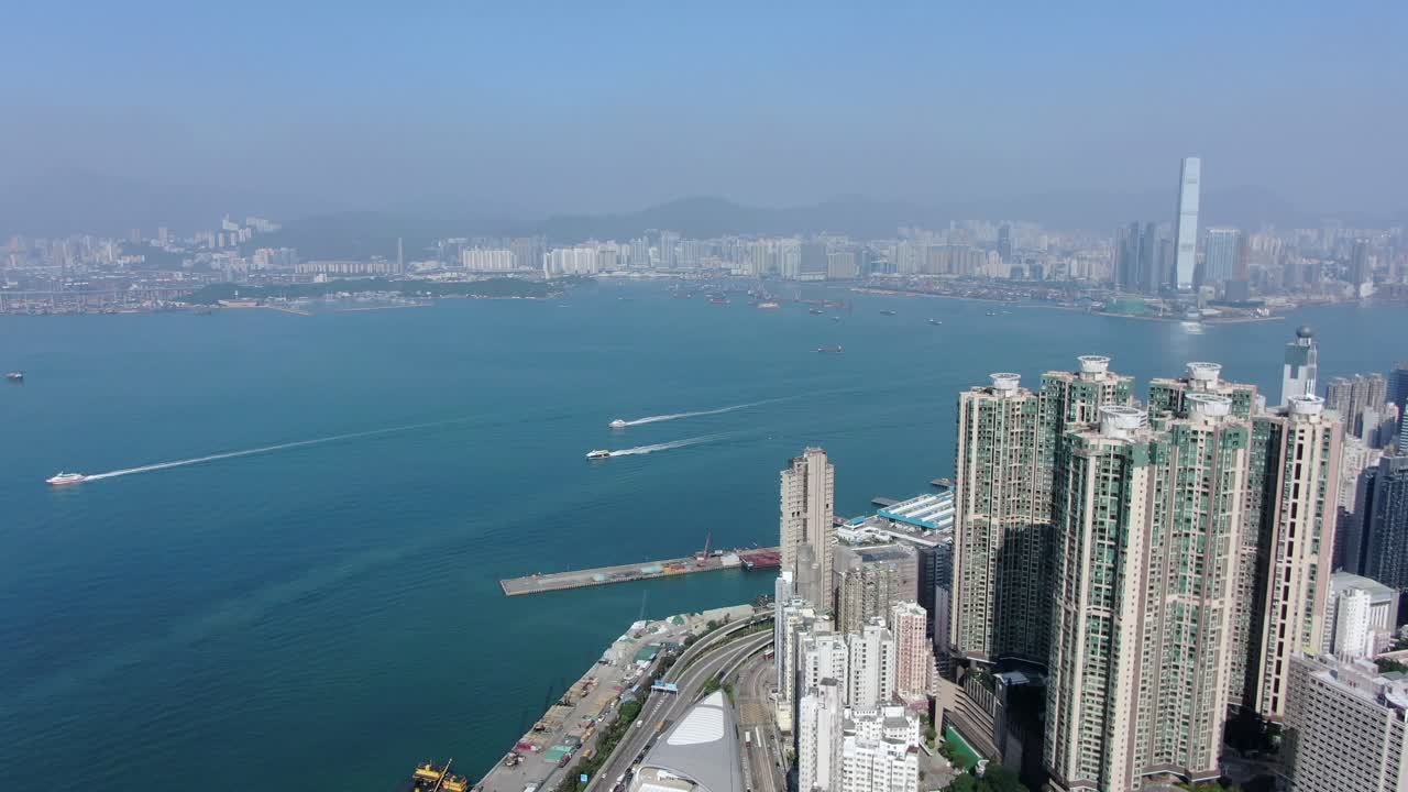 bahía de hong kong y horizonte con rascacielos, plano general de gran altitud