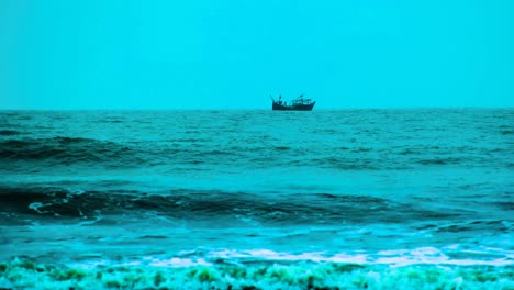 un barco de pesca solitario en el mar mientras las olas se estrellan en la bahía de bengala