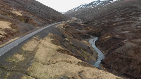 imágenes aéreas de la carretera en las montañas de islandia