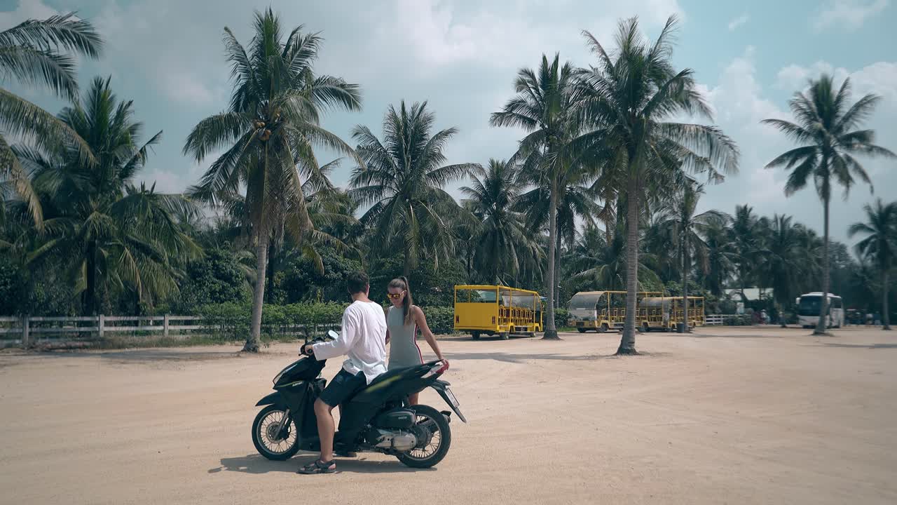 오토바이를 타고 떠난 남자 여자 주차장에 머물러