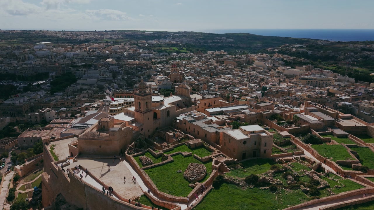 Vista aerea di una città storica fortificata con Cattedrale e Centro Storico