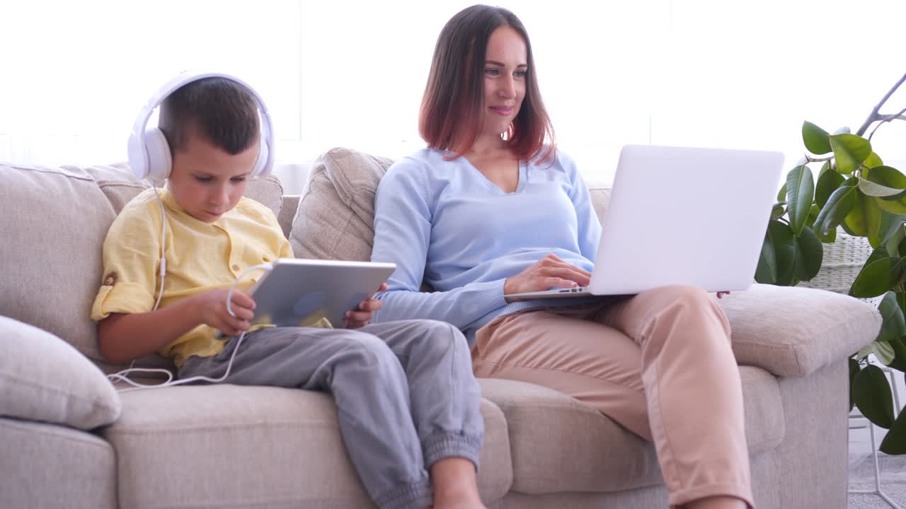 madre e hijo pasando tiempo usando aparatos