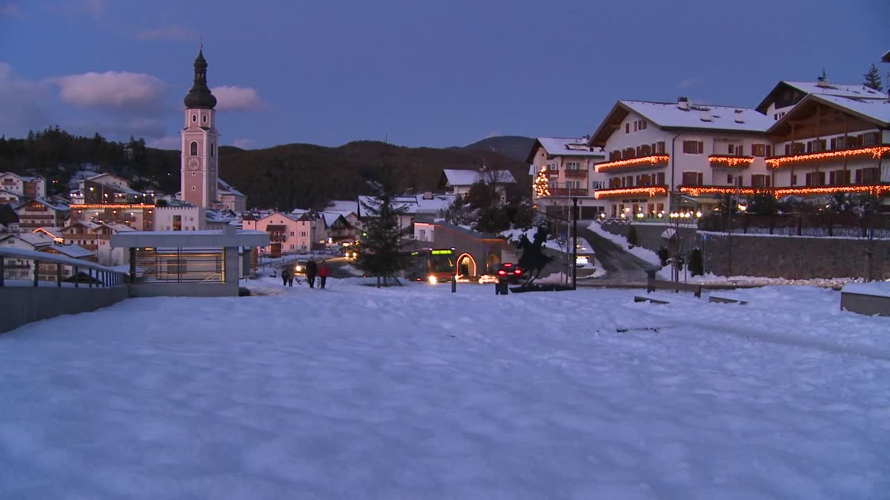 escena nocturna en un pueblo tirolés cubierto de nieve en los alpes en austria suiza italia eslovenia o un país de europa del este