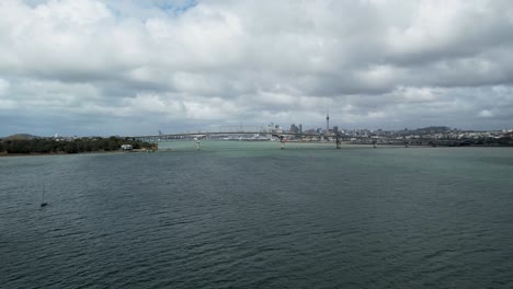 Puente-Del-Puerto-De-Auckland-Y-Vistas-Del-Centro-De-La-Ciudad-Sobre-El-Puerto-De-Waitemata-Con-Un-Drone-Aéreo-Rodado-En-Nueva-Zelanda