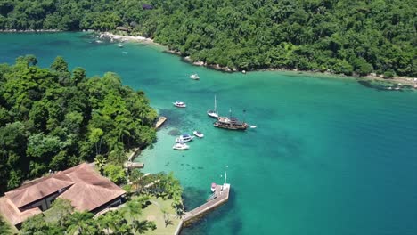 Barco-Pirata-Ancló-Frente-A-La-Costa-De-La-Isla-En-Aguas-Cristalinas-En-El-Océano-Brasileño-Rico-Y-Rico