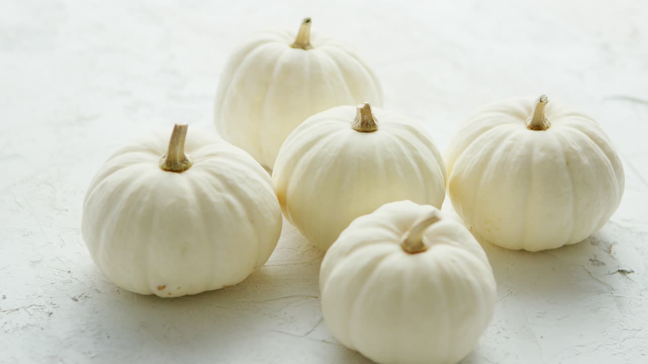 테이블에 흰색 작은 호박