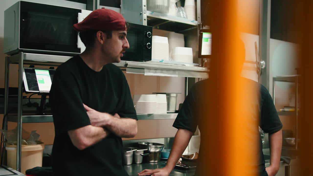 personas en una cocina