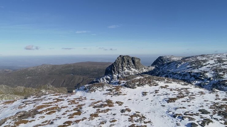 Volando sopra le montagne in inverno