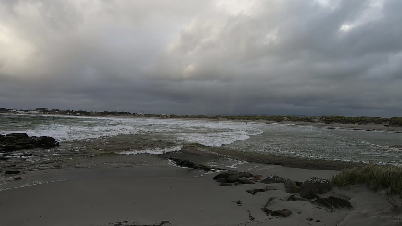 en la playa tarde tormentosa